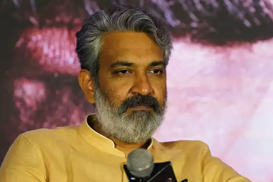 ২০০৮ সালে এই বাংলো তৈরি করেছিলেন রাজামৌলি। তাঁর জুবিলি হিলসের এই বাংলোর সঠিক অর্থমূল্য জানা যায় না। তবে দক্ষিণী সিনেমার কয়েকটি সূত্রের দাবি, কয়েক কোটি টাকা খরচ করে বাংলোটি গড়েছেন পরিচালক।