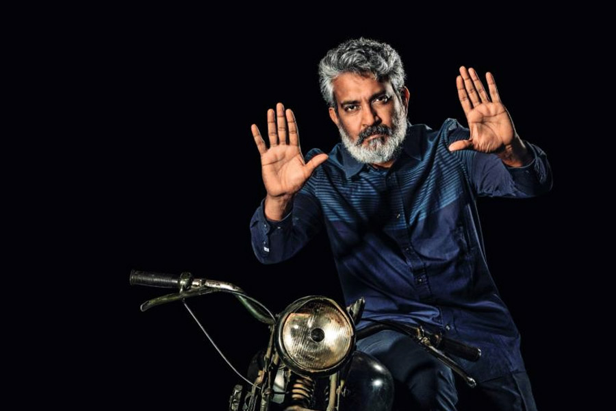 হায়দরাবাদে রাজামৌলির প্রতিবেশীর তালিকা তারকাখচিত। অল্লু অর্জুন, মহেশ বাবু, প্রভাস, বিজয় দেবেরাকোন্ডা, চিরঞ্জিবীর মতো তারকারা ওই একই পাড়ায় থাকেন। জুবিলি হিলসের দর মুম্বইয়ের বান্দ্রার চেয়ে কিছু কম নয়।