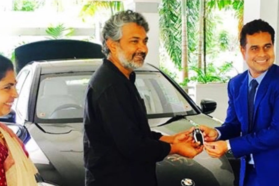 সম্প্রতি বিএমডব্লু সিরিজ়ের একটি কালো চার চাকার গাড়ি কিনেছেন রাজামৌলি। তাতে চড়েই তাঁকে ছবির প্রচারে ঘুরতে দেখা গিয়েছে। বাজারে এই গাড়ির দাম দেড় থেকে পৌনে দু’কোটি টাকা।