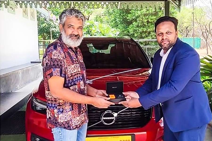 বিএমডব্লু ছাড়াও একটি বিলাসবহুল রেঞ্জ রোভার গাড়ির মালিক রাজামৌলি। বাজারে ছাইরঙা সেই গাড়ির দাম ২ কোটি ৩৯ লক্ষ থেকে ৪ কোটি ১৭ লক্ষ টাকা।