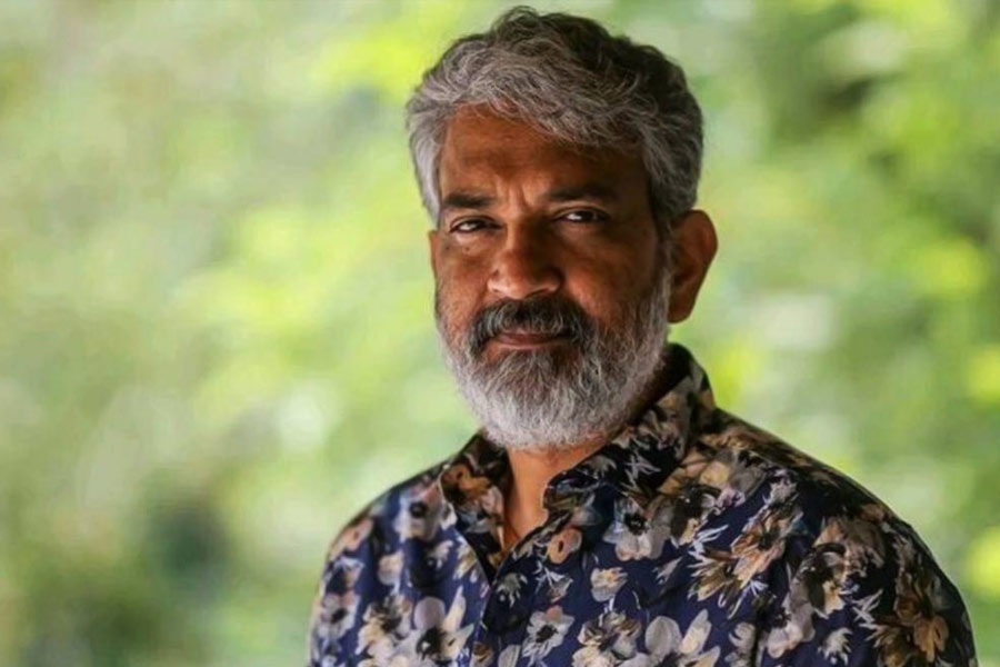 আরও একটি গাড়ি রয়েছে রাজামৌলির। তৃতীয় গাড়িটি উবার-লাক্সারিয়াস ভলভো এক্সসি ৪০। বাজারে এই গাড়ির আনুমানিক দাম ৪৪ লক্ষ টাকা। গাড়িটি ২০২২ সালেই কিনেছেন পরিচালক।