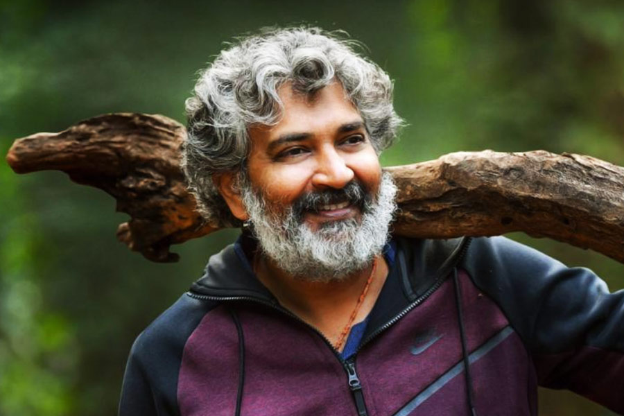 আইএমডিবি-র রেটিং অনুযায়ী, রাজামৌলির ‘আরআরআর’ দেশে বিদেশে মোট ১ হাজার ১৩১ কোটি টাকার ব্যবসা করেছে। ছবির লভ্যাংশের ৩০ শতাংশ পেয়েছেন পরিচালক নিজে। দক্ষিণের বেশ কিছু সংবাদমাধ্যম জানিয়েছে, রিয়েল এস্টেট সম্পত্তিতে মোটা টাকা বিনিয়োগ করে থাকেন রাজামৌলি।