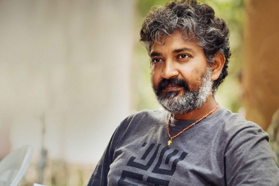 এই দীর্ঘ সময়ে দক্ষিণের সিনেমা জগতে ধীরে ধীরে রাজামৌলি নিজস্ব সাম্রাজ্য গড়ে তুলেছেন। পরিসংখ্যান বলছে, বর্তমানে তিনি ১৫৮ কোটি টাকার সম্পত্তির মালিক। বিভিন্ন বিনিয়োগে আরও ফুলেফেঁপে উঠেছে তাঁর সম্পত্তির পরিমাণ।