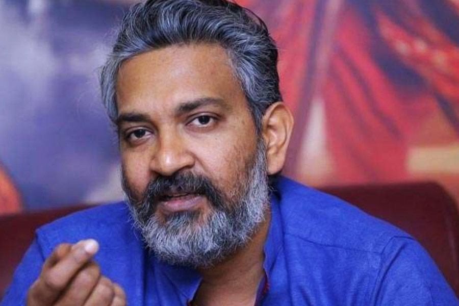 আগামী দিনে রাজামৌলির ঝুলিতে রয়েছে একগুচ্ছ বড় প্রজেক্ট। মহেশ বাবুর সঙ্গে ‘এসএসএমবি২৯’ ছবিতে কাজ করবেন তিনি। ওই ছবির জন্য দীপিকা পাডুকোন, আলিয়া ভট্টদের মতো বলিউড তারকাদের সঙ্গেও কথাবার্তা চলছে। রাজামৌলিকে বড়সড় সাফল্য এনে দিতে পারে এই ছবিও।