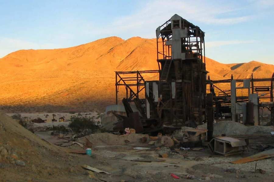 পৃথিবীতে এমন বহু জায়গা রয়েছে যার উল্লেখ ইতিহাসে থাকলেও বাস্তবে তার সত্যতা যাচাই করতে গিয়ে বিপদের মুখে পড়েছেন ভ্রমণপিপাসুরা। কেউ প্রাণ হারিয়েছেন, কেউ আবার স্রেফ হারিয়ে গিয়েছেন। অ্যারিজ়োনায় এমনই একটি সোনার খনি রয়েছে যার সঙ্গে জড়িয়ে রয়েছে এমনই কিছু ভয়াবহ ইতিহাস।