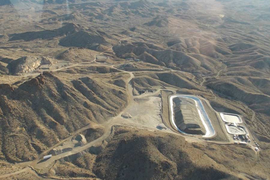 আমেরিকার দক্ষিণ পশ্চিমে অ্যারিজ়োনার ফিনিক্সে রয়েছে সুপারস্টিশন পর্বতমালা। ওই পর্বতমালার আশপাশের এলাকায় নাকি লুকিয়ে রয়েছে ‘যকের ধন’। বাসিন্দাদের কাছে এই খনি অবশ্য ‘ডাচম্যান’স লস্ট মাইন’ বা ডাচম্যানের হারিয়ে যাওয়া খনি নামে পরিচিত।