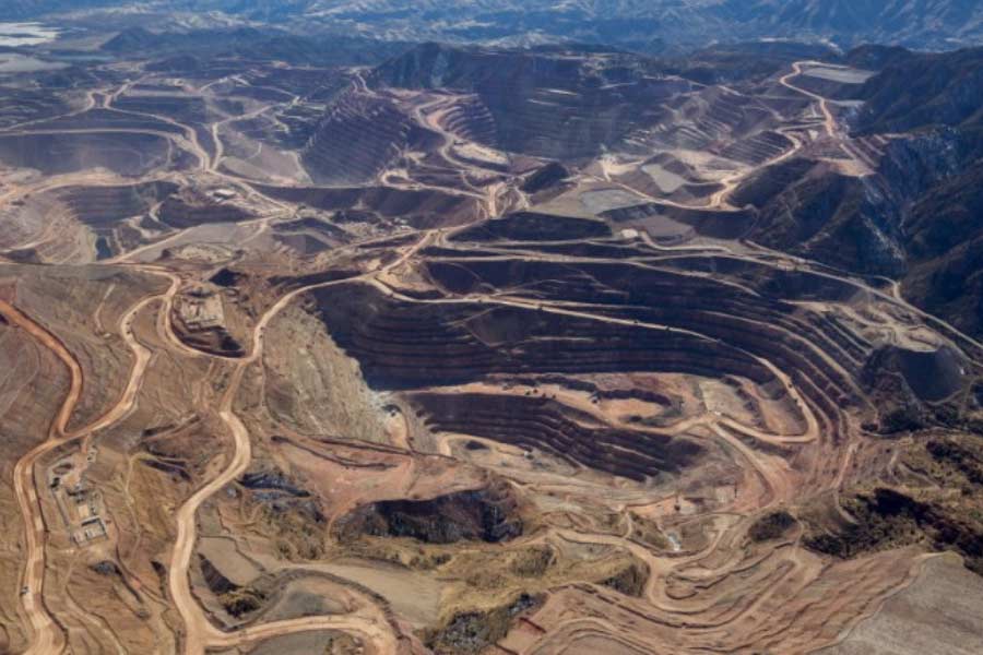 তবে, জ্যাকবের হাত ধরে সোনার খনির আবির্ভাবের কাহিনির সূত্রপাত নয়। এই কাহিনির শুরু ১৮৫০ সালে। স্থানীয়দের ধারণা, মিগুয়েল পেরাল্টা নামে এক ব্যক্তি সর্বপ্রথম খনিটি খুঁজে পান। সেখান থেকে সোনা উদ্ধারও করতে শুরু করেন তিনি। এমনকি, এই খনির উপর পেরাল্টা পরিবারের অধিকার রয়েছে তার প্রমাণ রাখার জন্য খনির দেওয়ালে এঁকে রেখেছিলেন তিনি। সেগুলিকে ‘পেরাল্টা স্টোনস’ও বলা হয়। আবার একাংশের দাবি, এই আঁকাগুলি নকল। বোকা বানানোর জন্য পরে আঁকা হয়েছে।