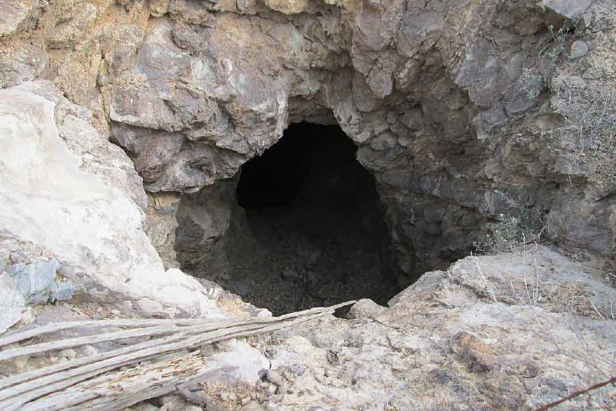 সোনার খনিটিও দস্যুরা পাথর দিয়ে এমন ভাবে চাপা দিয়ে রাখে যেন কেউ আন্দাজ করতে না পারেন যে সেখানে সোনার খনি রয়েছে। কানাঘুষো শোনা যায় যে, পেরাল্টা পরিবারের সকলকে খুন করার সময় সেই পরিবারের এক সন্তান ঝোপের আড়ালে লুকিয়ে পড়ে। দস্যুদের নজরে না পড়ায় তার প্রাণ বেঁচে যায়। পুরো ঘটনার প্রত্যক্ষদর্শী ছিল পেরাল্টা পরিবারের ওই খুদে সদস্য।