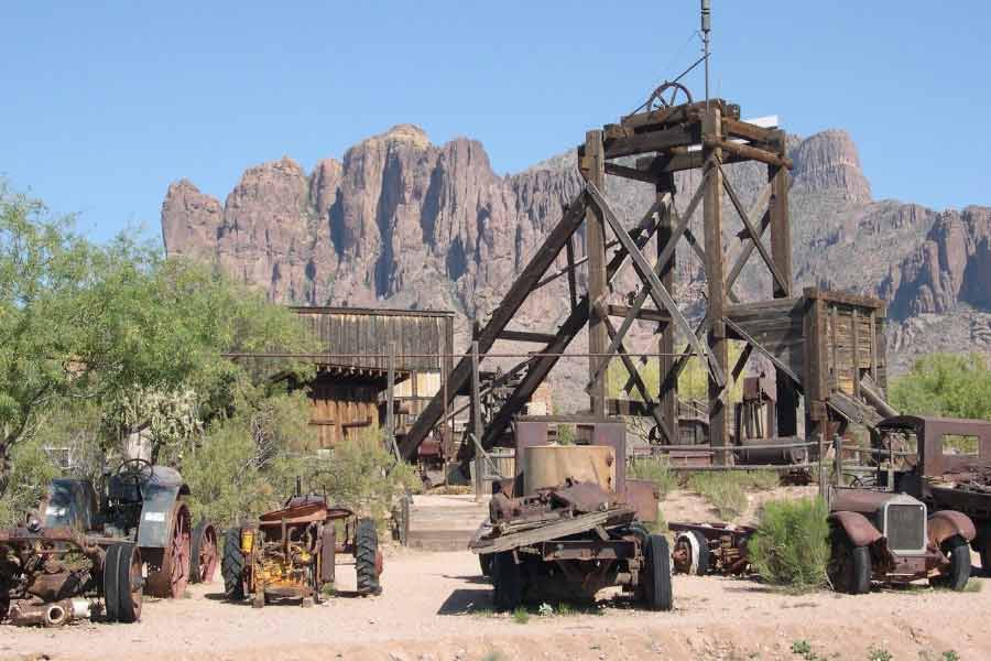 ১৮৬০ সালে জার্মানি থেকে আমেরিকায় আসেন জ্যাকব। আমেরিকায় পা রাখার সময় জ্যাকবের কাছে কানাকড়িও ছিল না। কিন্তু বছর ঘুরতে না ঘুরতেই তাঁর আর্থিক অবস্থার পরিবর্তন হয়। নিজের বাড়ি থেকে শুরু করে খামারবাড়ি পর্যন্ত তৈরি করে ফেলেন তিনি। কোনও কিছুরই অভাব ছিল না খামারবাড়িতে।