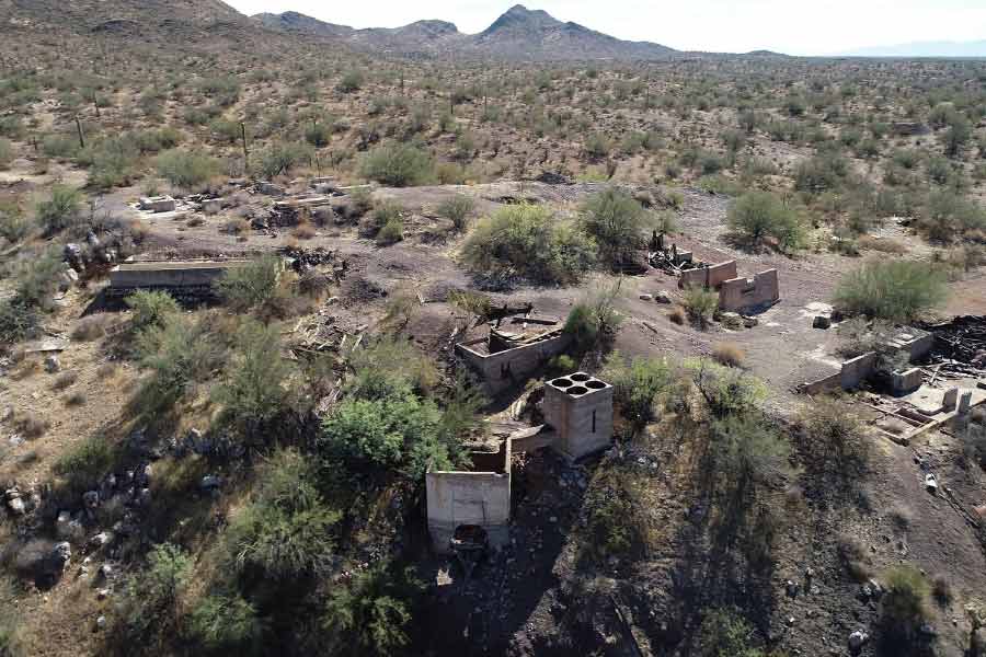 ১৯৪৭ সালের ১৯ জুন জেমস এ ক্রাভে নামে ৬২ বছর বয়সি এক আলোকচিত্রী হেলিকপ্টারে চেপে পৌঁছন অ্যারিজ়োনায়। কিন্তু পরে তাঁকে আর খুঁজে পাওয়া যায় না। কয়েক মাস পর তাঁর মুণ্ডহীন দেহ উদ্ধার হয়।