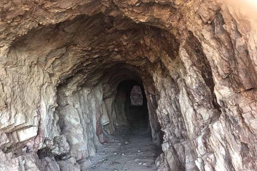 অ্যারিজ়োনার সোনার খনি তখন শিরোনামে চলে আসে। একের পর এক রহস্যমৃত্যু এই খনির ভয়াবহতা বাড়িয়ে দেয়। সংবাদপত্র ছাড়াও এই খনির বিষয়ে বানানো হয় বহু তথ্যচিত্র।