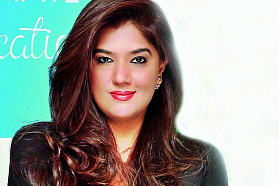 প্রযোজক আদিত্য চোপড়ার প্রাক্তন স্ত্রী পায়েল খন্নার বান্ধবী ছিলেন টিউলিপ। আদিত্য এবং পায়েলের বিয়ের অনুষ্ঠানে অতিথি হিসাবে উপস্থিত ছিলেন টিউলিপ। অনুষ্ঠানেই আদিত্যের নজরে পড়েন তিনি।