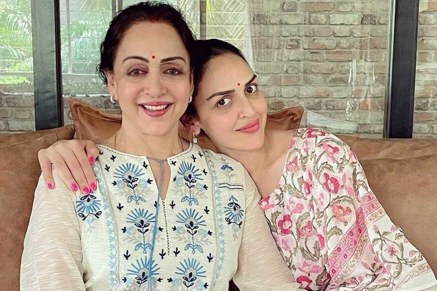 photo of Hema Malini and Esha Deol.