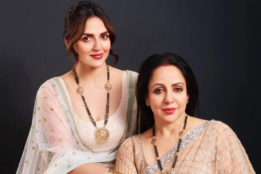 photo of Hema Malini and Esha Deol.