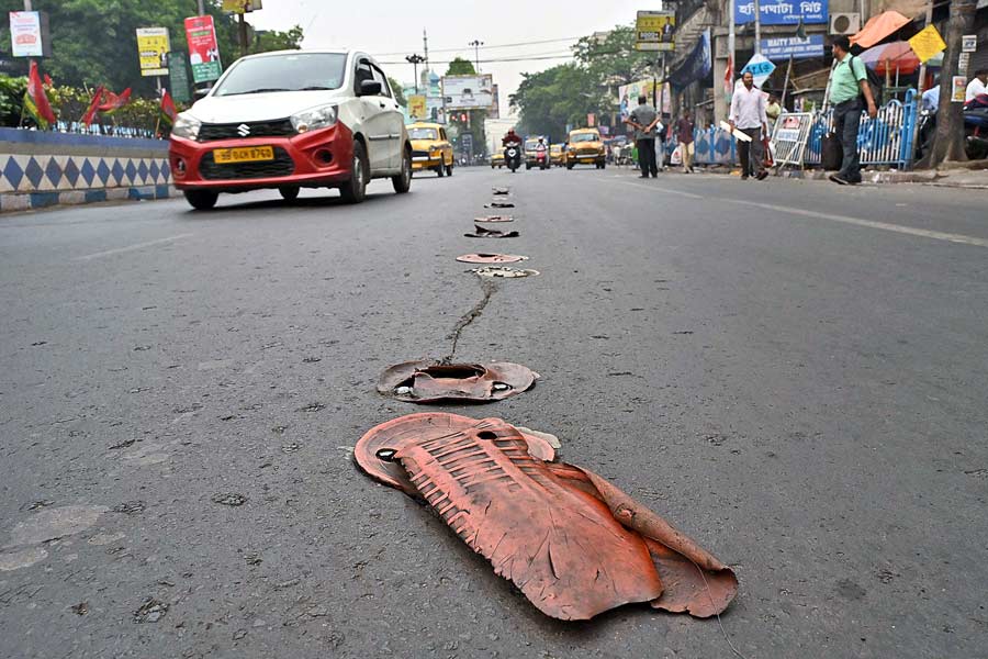 অবশিষ্ট: ভাঙা স্প্রিং পোস্টের গোড়া রয়ে গিয়েছে রাস্তায়। শিয়ালদহে।