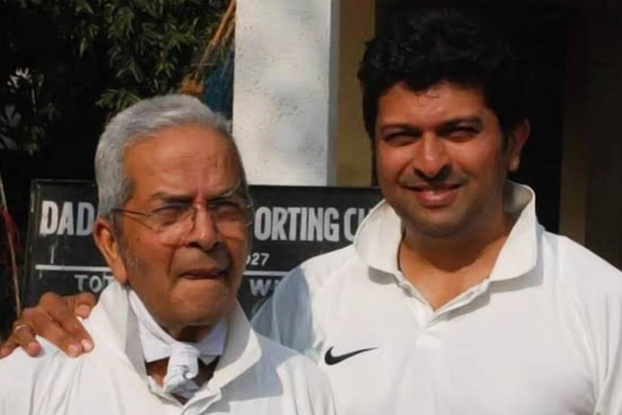 যতীনের বাবা বাসু পঞ্জারপেও ক্রিকেটার ছিলেন। ষাটের দশকে রঞ্জিতে চুটিয়ে খেলেছিলেন তিনি। তবে জাতীয় দলে খেলার স্বপ্ন অধরাই থেকে গিয়েছিল। অবসরের পরে জাতীয় ক্রিকেট অ্যাকাডেমিতে কোচিং করাতেন বাসু। কোচ হিসাবে সুনীল গাওস্কর, দিলীপ বেঙ্গসরকর থেকে সচিন তেন্ডুলকরের জীবনে ক্রিকেটীয় প্রভাব ফেলেছিলেন তিনি।