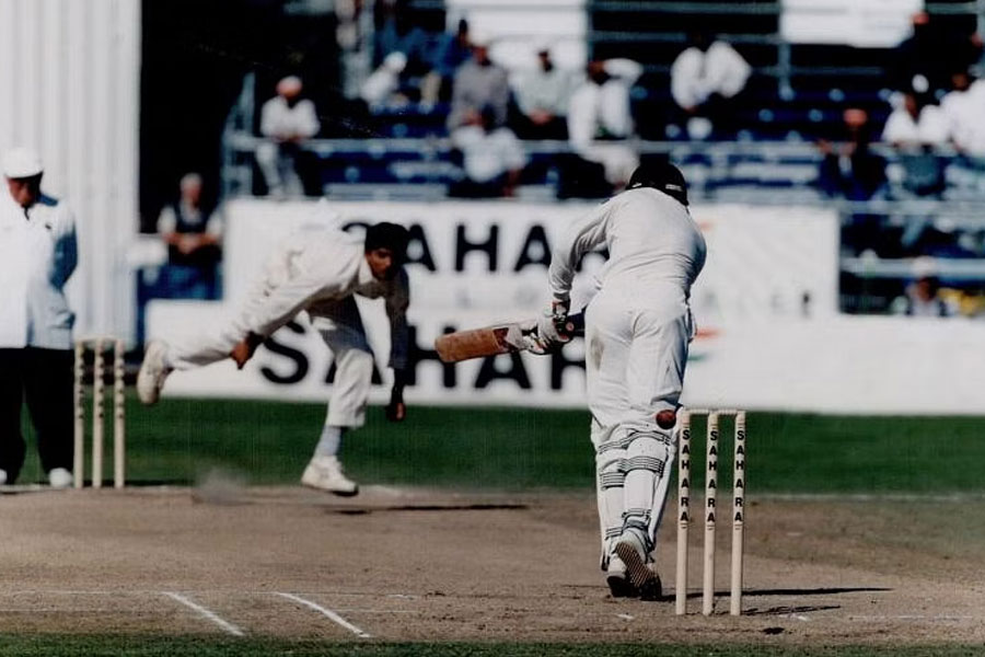 আকিব জাভেদ, আজ়হার মেহমুদদের মতো পাক জোরে বোলারদের বিরুদ্ধে ভালই শুরু করেছিল ভারত। তবে ব্যক্তিগত ৫৪ রানের মাথায় চোটের জন্য অবসর নিতে বাধ্য হন সৌরভ।