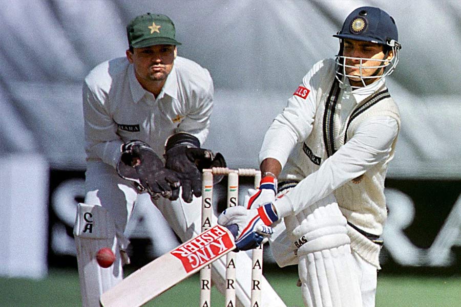 সৌরভের ওপেনিং সঙ্গী ছিলেন নভজ্যোত সিংহ সিধু। ৪৫ রানের ঝকঝকে ইনিংস খেলে ফিরেছিলেন তিনি। একে একে আজহার (২৭), রাহুল দ্রাবিড় (৪) এবং হৃষীকেশ কানিতকর (১৭) রানে সাজঘরে ফিরে গিয়েছিলেন।