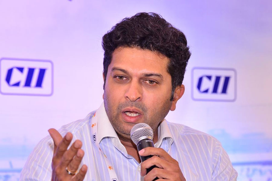 সংবাদমাধ্যমের দাবি, আজ ৭২ কোটির ব্যবসা যতীনের সংস্থার। সেই সঙ্গে অবশ্যই চুটিয়ে সংসারও করছেন তিনি। বলিউডের এককালের নায়িকা সোনালি বেন্দ্রের বোন গান্ধলীকে বিয়ে করেছেন। ছেলেমেয়ে, স্ত্রীকে নিয়ে ঘর এবং ব্যবসা, দুই-ই সামলাচ্ছেন যতীন।