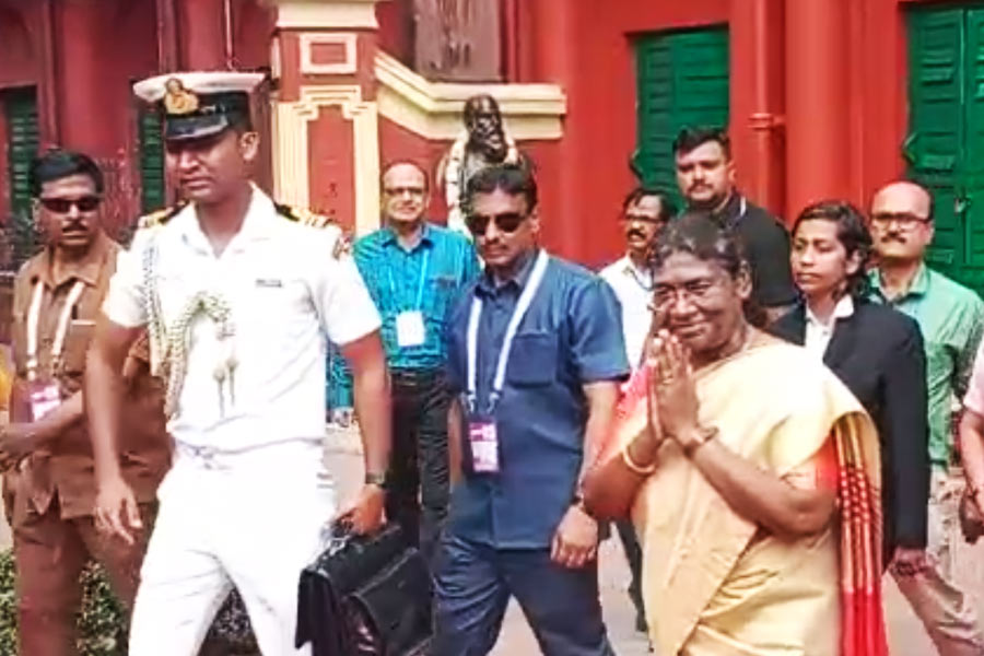 বাংলায় এসেই রবি স্মরণ, জোড়াসাঁকো ঠাকুর বাড়ি  ঘুরে দেখলেন রাষ্ট্রপতি দ্রৌপদী মুর্মু