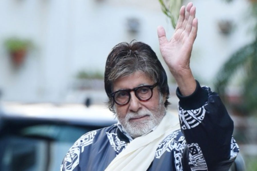 After injury Amitabh Bachchan appeared in front of fans outside his bungalow Jalsa 