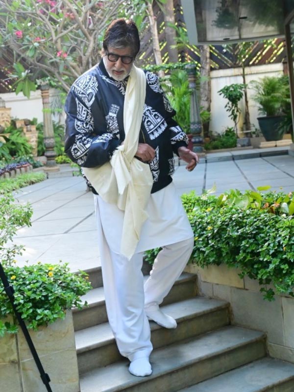 After injury Amitabh Bachchan appeared in front of fans outside his bungalow Jalsa