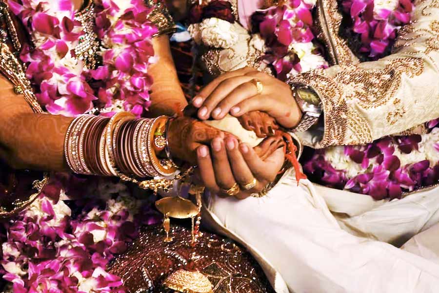 ২০০১ সালে আদিত্য এবং পায়েলের বিয়ে হয়। দুই পরিবারই এই বিয়েতে দারুণ খুশি ছিল। ধুমধাম করে দু’জনের বিয়ে হয়। এর পর আদিত্য ছবি প্রযোজনার কাজে ব্যস্ত হয়ে পড়েন। আর পায়েল ইন্টেরিয়র ডিজ়াইনিংয়ের কাজে।