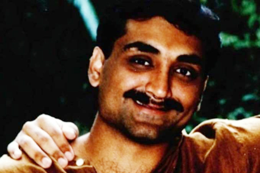 বিচ্ছেদ নিয়ে পরিবারের সঙ্গে বিবাদ চরমে ওঠে আদিত্যের। তিনি চোপড়া বাংলো ছেড়ে চলে যান পাশের এক বিলাসবহুল হোটেলে। সেখানেই থাকতে শুরু করেন আদিত্য। সেখান থেকেই কাজ করতেন তিনি। ছবি সংক্রান্ত বৈঠকও করতেন।