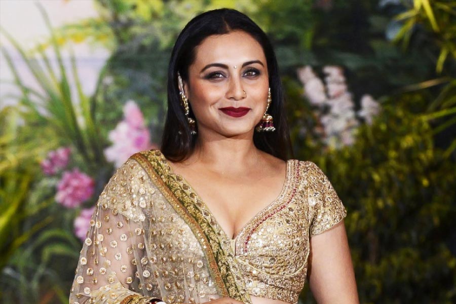 আদিত্যের প্রযোজনা সংস্থার প্রায় সব ছবিতে এক সময় দেখা যেত রানিকে। শুধু তাই নয়, রানি কোন ছবি করবেন, কোন ছবি করবেন না, সেই নিয়েও নাকি সিদ্ধান্ত নিতেন আদিত্য। অন্য প্রযোজকদের সঙ্গে রানির হয়ে মিটিং করতেন তিনি, সিদ্ধান্তও নিতেন।