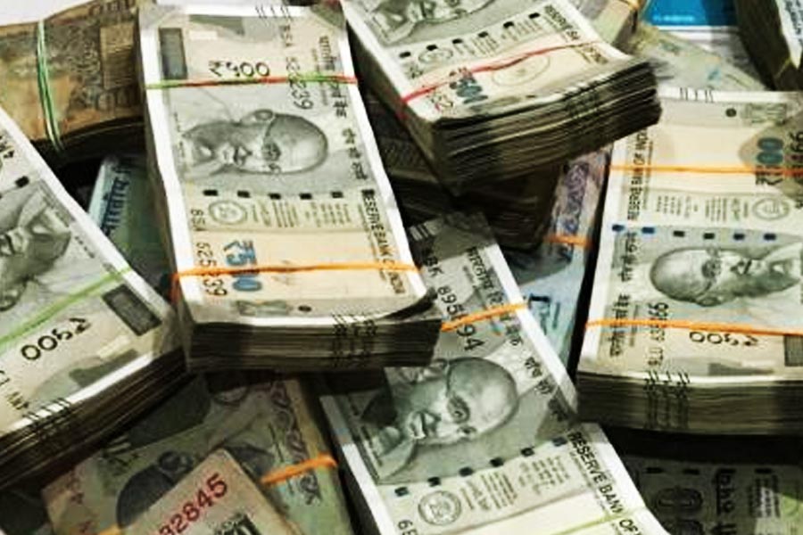 আদিত্য আর পায়েলের বিবাহবিচ্ছেদের মামলা দীর্ঘ দিন ধরে ঝুলে ছিল আদালতে। কারণ পায়েল নাকি খোরপোশ হিসাবে ৫০ কোটি টাকা চেয়েছিলেন। আদিত্য দিতে রাজি ছিলেন না। একাংশের দাবি, পায়েল ভুল করেননি। কারণ যশরাজ প্রযোজনা সংস্থা যথেষ্ট ধনী। সে সময় তাদের সব ছবির বাজেটই ছিল ৫০ কোটি টাকা।