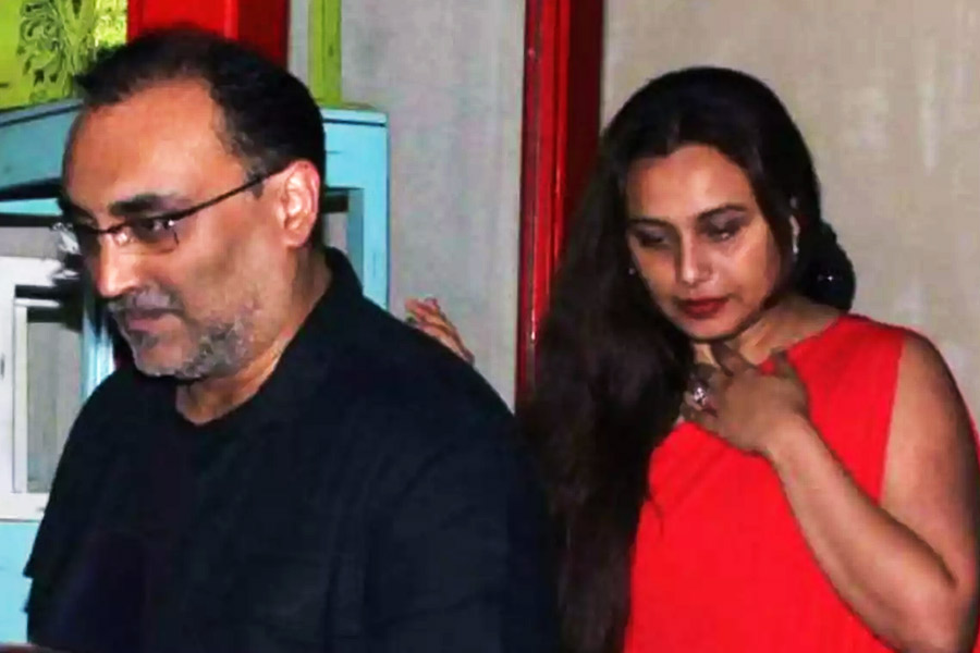 ঘনিষ্ঠেরা বলেন, আদিত্যের মা পামেলা নাকি এখনও রানিকে পুত্রবধূ হিসাবে মানতে পারেননি। পায়েলের সঙ্গেও তাঁর যোগাযোগ রয়েছে। এই নিয়ে রানির সঙ্গে নাকি দূরত্ব বেড়েছে তাঁর। রানি এই নিয়ে নীরব। আর আদিত্য স্বভাববশতই সংবাদমাধ্যমের সামনে মুখ খোলেন না। ব্যক্তিগত জীবন আড়ালে রাখতেই পছন্দ করেন তিনি। তাই পায়েলের সঙ্গে সম্পর্ক হোক বা রানি, কোন বিষয়েই মুখ খোলেননি তিনি। তা হলে কি চোপড়া পরিবার আজও আদিত্যের বিচ্ছেদের কারণ হিসাবে রানিকেই দেখেন? সে জবাব অবশ্য মেলেনি।