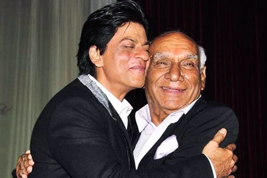 শাহরুখের সঙ্গে যশের সম্পর্ক বহু বছরের। যশ যখন ‘বীর জ়ারা’ ছবিটি তৈরি করছেন, তত দিনে যশ-পুত্র আদিত্য পরিচালনা এবং প্রযোজনায় হাতেখড়ি করে ফেলেছেন। বহু দিন পর আবার পরিচালকের আসনে বসে শাহরুখকেই নিজের ছবির নায়ক হিসাবে বেছে নিলেন যশ।