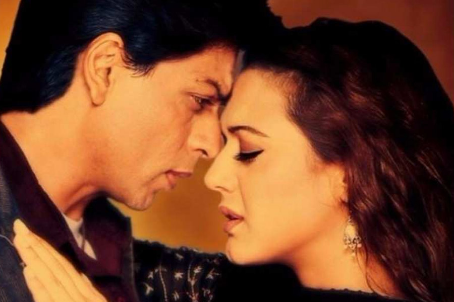 শাহরুখের বিপরীতে ‘বীর জ়ারা’ ছবিতে অভিনয় করেছিলেন প্রীতি জ়িন্টা। এ ছাড়াও রানি মুখোপাধ্যায়, অমিতাভ বচ্চন, হেমা মালিনী, অনুপম খেরের মতো তারকাকে এই ছবিতে কাজ করতে দেখা গিয়েছিল। 