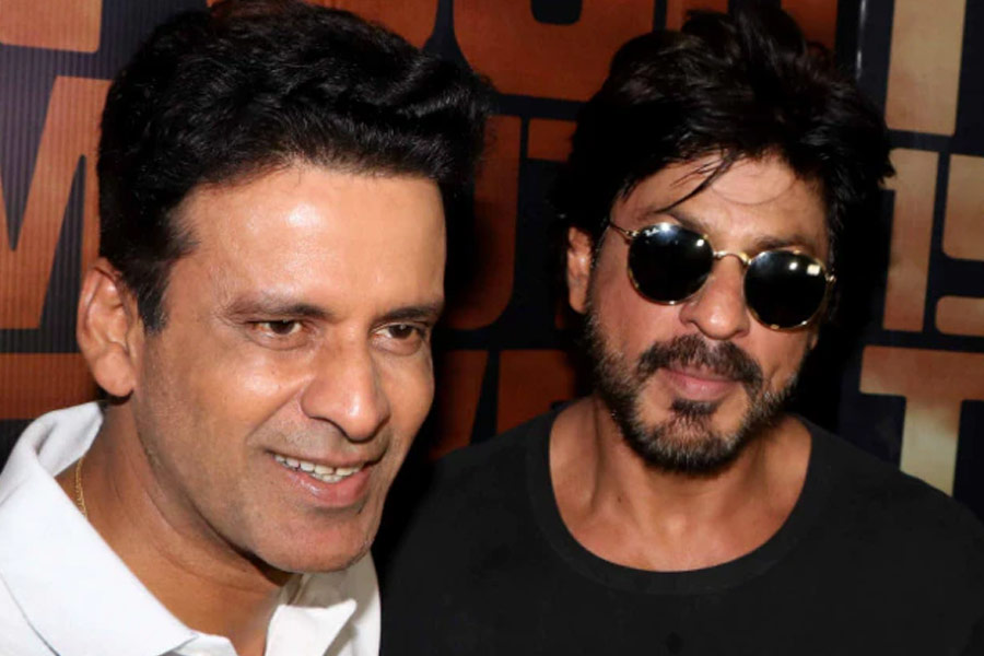 মনোজ বলেন, ‘‘শাহরুখের সঙ্গে আমার পরিচয় বহু দিনের। আমি যখন দিল্লিতে ছিলাম, তখন থেকে ওকে চিনি। বহু বছর ওর সঙ্গে আলাপ রয়েছে। তার উপর আবার একই ইন্ডাস্ট্রিতে কাজ করছি, তবুও শাহরুখের সঙ্গে দেখা করার সময় হত না।’’