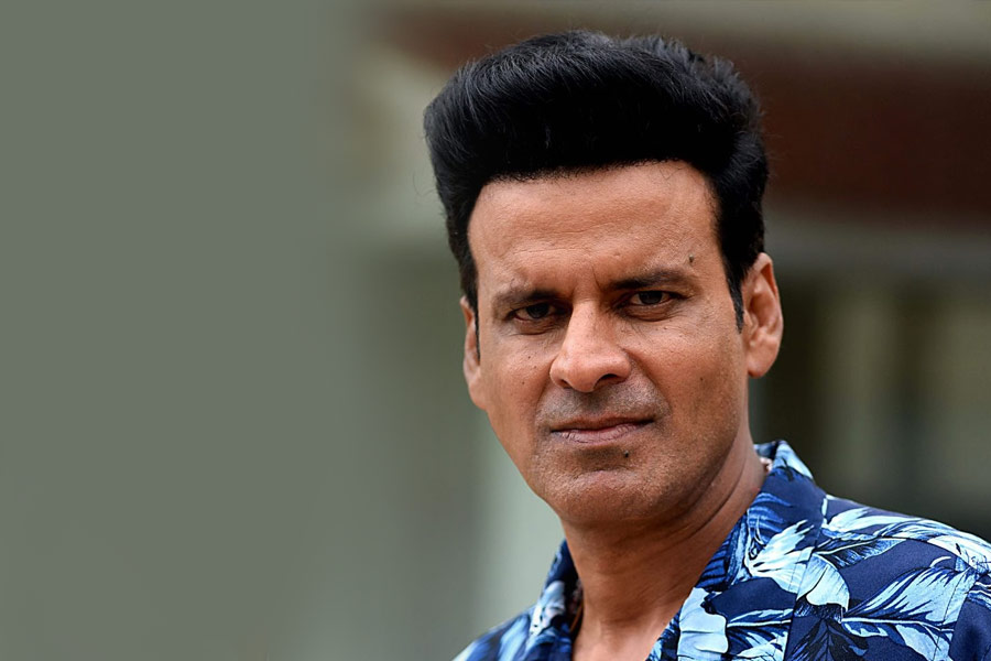 মনোজ আরও খোলসা করে বলেন, ‘‘হ্যাঁ, ‘বীর জ়ারা’ ছবিতে কাজের সূত্রে শাহরুখের সঙ্গে সময় কাটাতে পেরেছি ঠিকই। কিন্তু ওর সঙ্গে কাজ করব বলে এই ছবিতে অভিনয় করা উদ্দেশ্য ছিল না আমার। বরং আমি অন্য এক জনের জন্য এই ছবিতে কাজ করেছি।’’