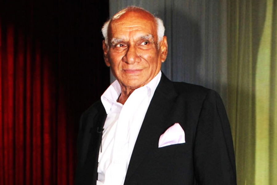 মনোজ সাক্ষাৎকারে বলেন, ‘‘যশের সঙ্গে এক সময় আমি বহু ক্ষণ গল্প করেছি। যশ আমাকে বলেছিলেন যে, আমার মতো অভিনেতাদের জন্য উনি নাকি কোনও ছবি তৈরি করেন না।’’