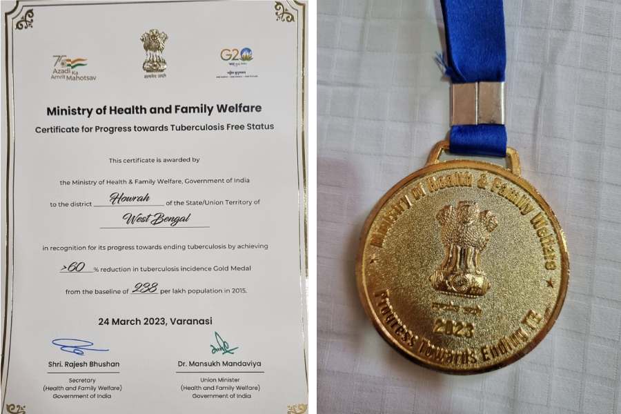 কেন্দ্রীয় সরকারের দেওয়া মানপত্র এবং পদক।