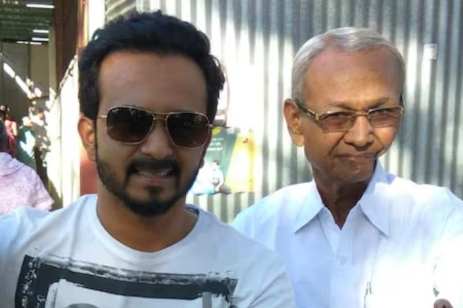 Picture of Kedar Jadhav with his father