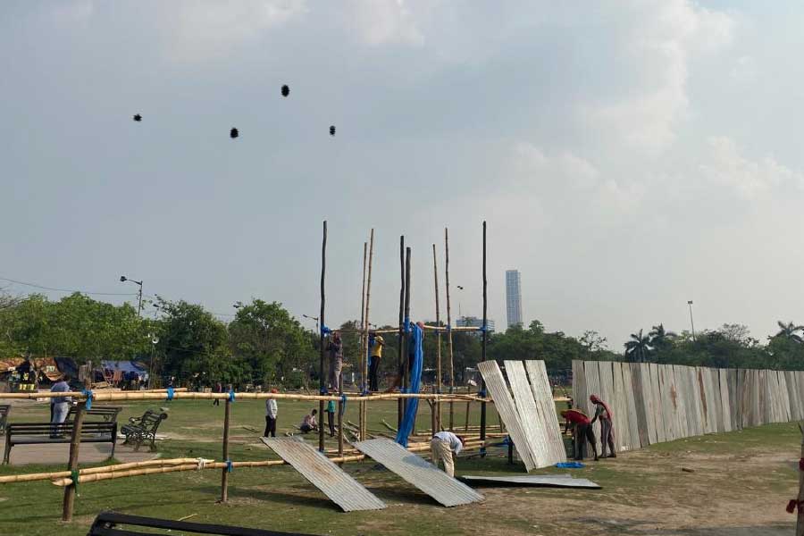 টিনের পাঁচিল বানাচ্ছে পুলিশ।