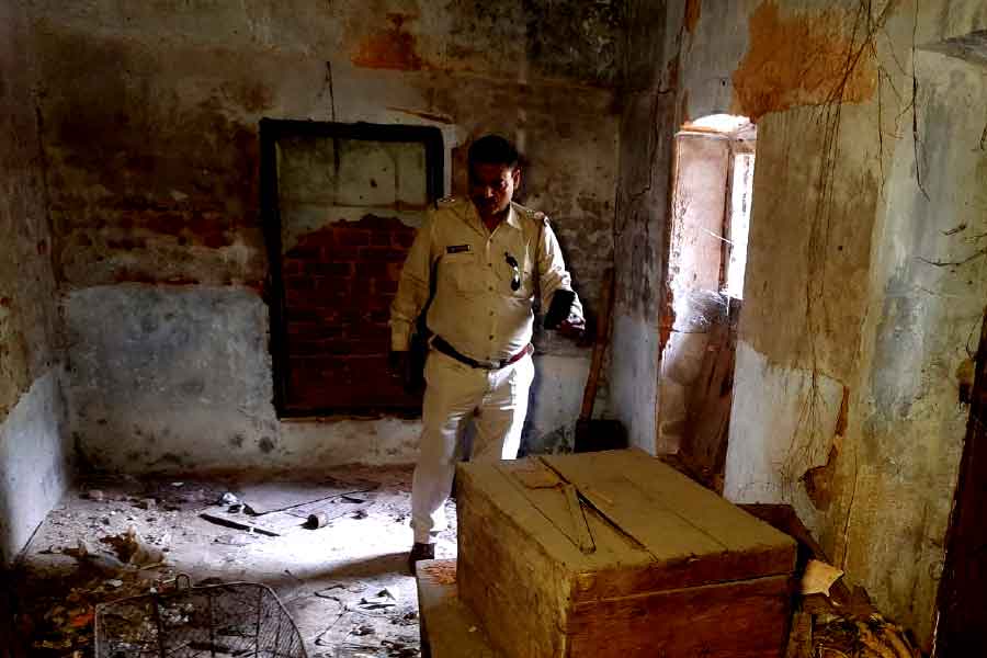 Bankura Police found skeleton from an abandoned palace