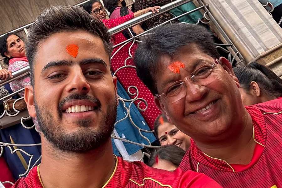 কালীঘাট মন্দিরের বাইরে কেকেআর অধিনায়ক নীতীশ (বাঁ দিকে) ও কোচ চন্দ্রকান্ত। 