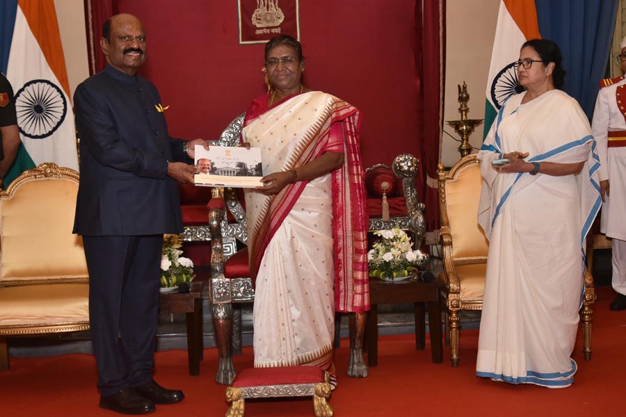 রাজভবনের তরফ থেকে বিশেষ বই উপহার দেওয়া হচ্ছে রাষ্ট্রপতি দ্রৌপদী মুর্মুকে।
