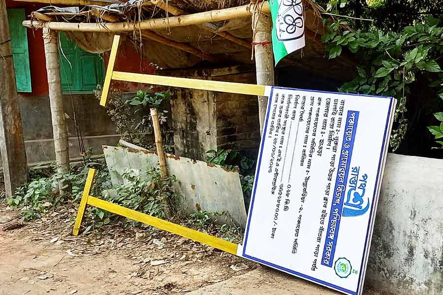উল্টে পড়ে রয়েছে প্রকল্পের বোর্ড।