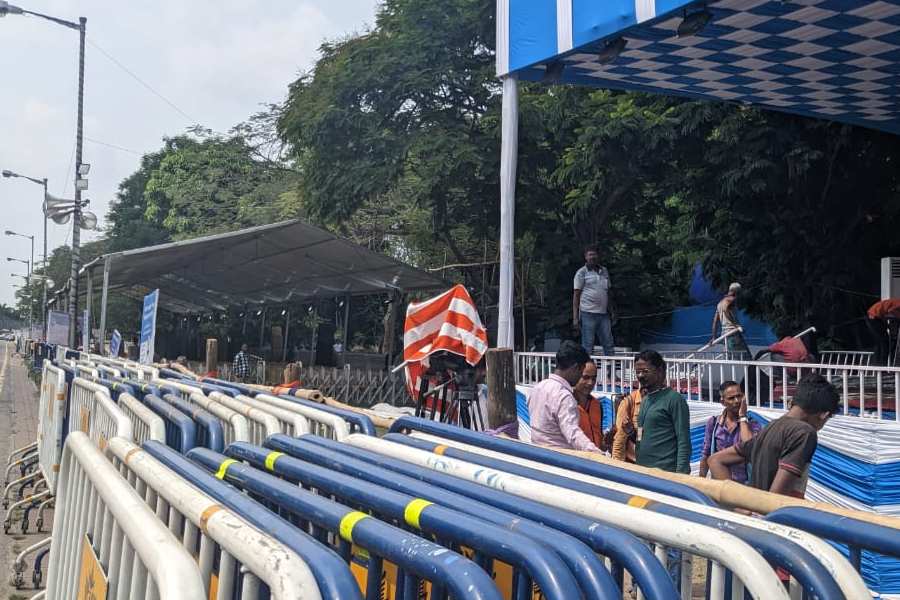 মঞ্চের দু’পাশে তৈরি করা হয়েছে বড় ছাউনি।