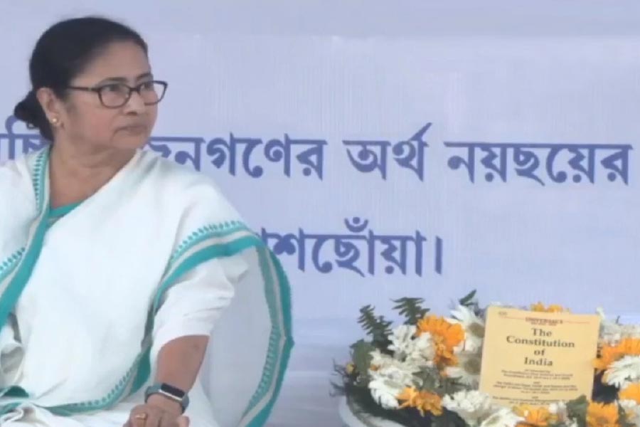 পাশে সংবিধানে মালা।