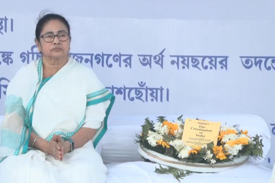 রেড রোডে ধর্না চলছে মুখ্যমন্ত্রীর, যান চলাচল সামান্য মন্থর, তবে যানজট নেই 