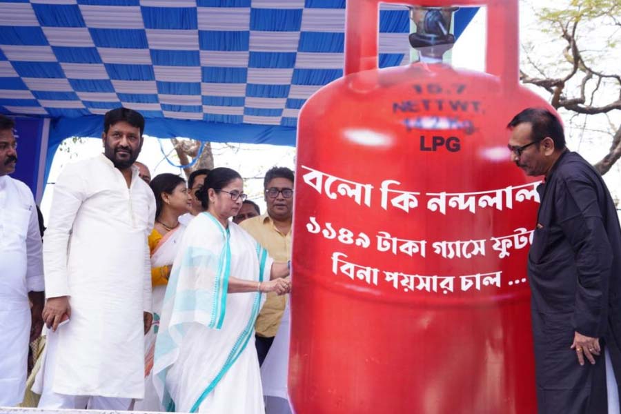 মুখ্যমন্ত্রী নয়, তৃণমূল নেত্রী মমতা বন্দ্যোপাধ্যায় বসেছেন ধর্নায়, জানিয়ে দিলেন অরূপ