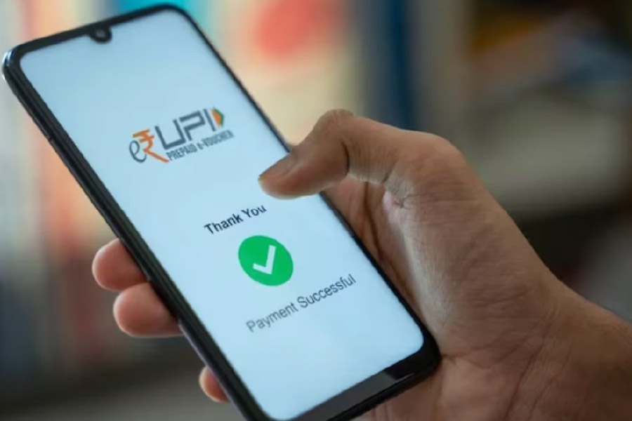 অনলাইন টাকা লেনদেন সংক্রান্ত নিয়ন্ত্রক সংস্থা ‘পেমেন্টস কর্পোরেশন অফ ইন্ডিয়া’ (এনপিসিআই) যে নয়া বিধি আনতে চলেছে, তাতে বলা হয়েছে, ২০০০ বা তার বেশি টাকা লেনদেন করবেন যাঁরা, তাঁদেরই শুল্কবাবদ এই অতিরিক্ত টাকা দিতে হবে।