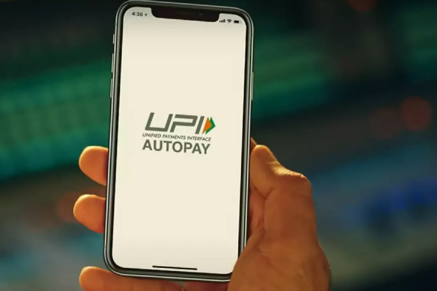 তবে যাঁরা অনলাইনে এক ব্যাঙ্ক অ্যাকাউন্ট থেকে অন্য অ্যাকাউন্টে টাকা পাঠান, তাঁদের কোনও অতিরিক্ত খরচ করতে হচ্ছে না। 