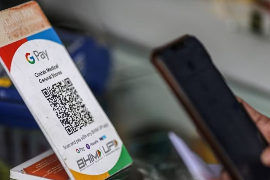 মার্চেন্ট ইউপিআই-এর মাধ্যমে যাঁরা টাকা লেনদেন করেন, তাঁরা গ্রাহক কিংবা ক্রেতার কাছে এই আর্থিক দায়ভার চাপাবেন কি না, তা অবশ্য স্পষ্ট নয়। তবে গ্রাহক কিংবা ক্রেতা, নয়া এই সিদ্ধান্তের প্রভাব সামগ্রিক ভাবে সবার উপরেই পড়তে পারে বলে আশঙ্কা করা হচ্ছে।